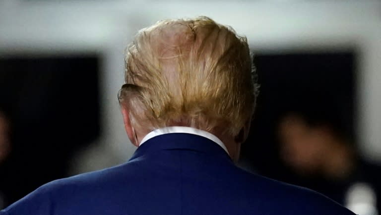 Donald Trump fotografiado de espaldas al final de una jornada de audiencias en su juicio por lo penal en un tribunal de Nueva York, el 10 de mayo de 2024 (TIMOTHY A. CLARY)