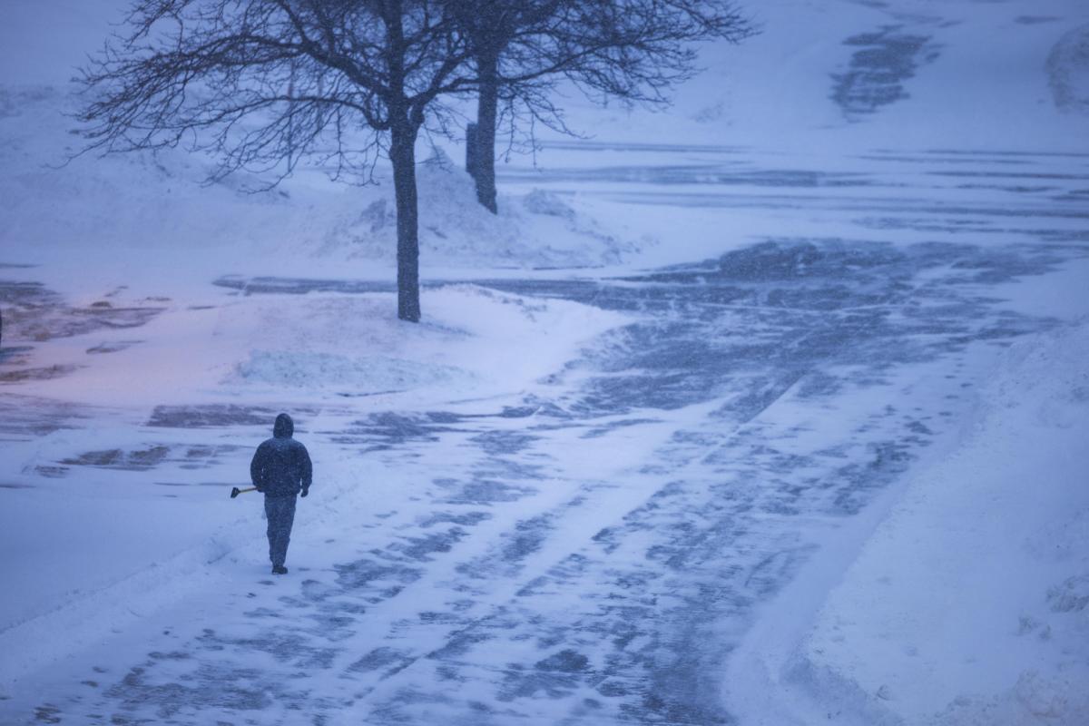 Tormenta de nieve azota parte de EE. UU. y obliga a cancelar mítines en  vísperas del caucus de Iowa