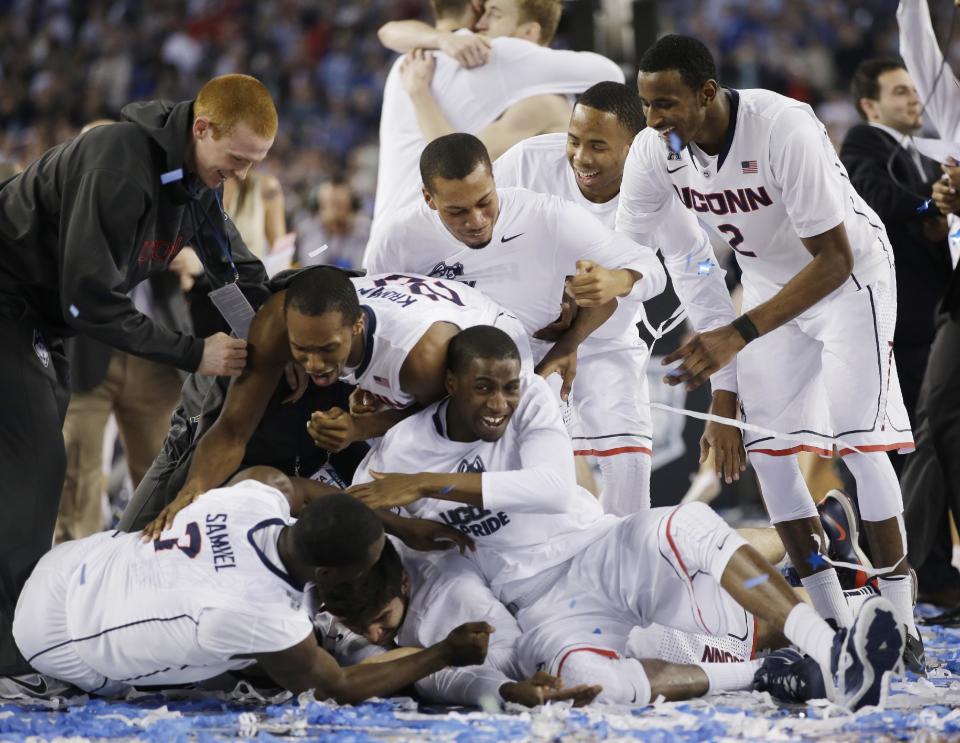 Los jugadores de Connecticut festejan luego de derrotar a Kentucky en la final del basquetbol colegial de Estados Unidos, el lunes 7 de abril de 2014, en Arlington, Texas (AP Foto/David J. Phillip)