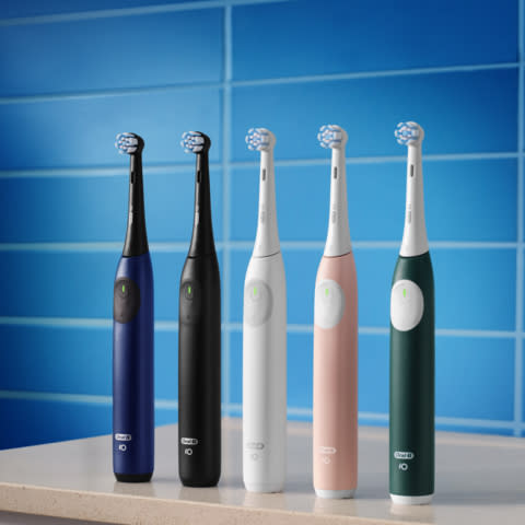 El nuevo Oral-B iO2 da vida a la revolucionaria tecnología iO con un simple toque. El cabezal redondo inspirado en las herramientas de los dentistas rodea los dientes, adaptándose perfectamente a su forma única, por lo que elimina un 100% más de placa bacteriana que los cepillos manuales normales, incluso en las zonas de difícil acceso de la boca. (Photo: Business Wire)