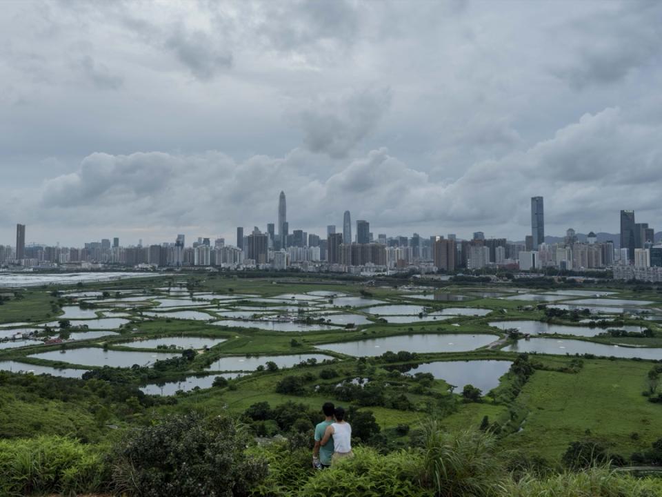 2022年6月21日，一雙情侶在落馬州邊境遙看深圳。