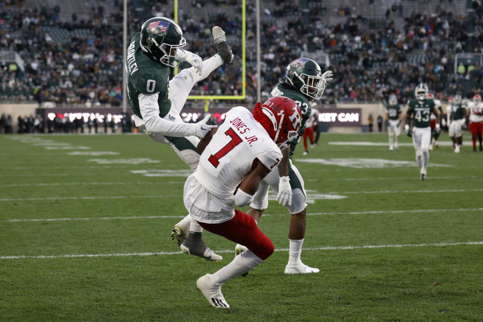 Rutgers' Shameen Jones, center, catches a pass for a touchdown against Michigan State's Charles Brantley, left, and Kendell Brooks during the second half of an NCAA college football game, Saturday, Nov. 12, 2022, in East Lansing, Mich. Michigan State won 27-21. (AP Photo/Al Goldis)