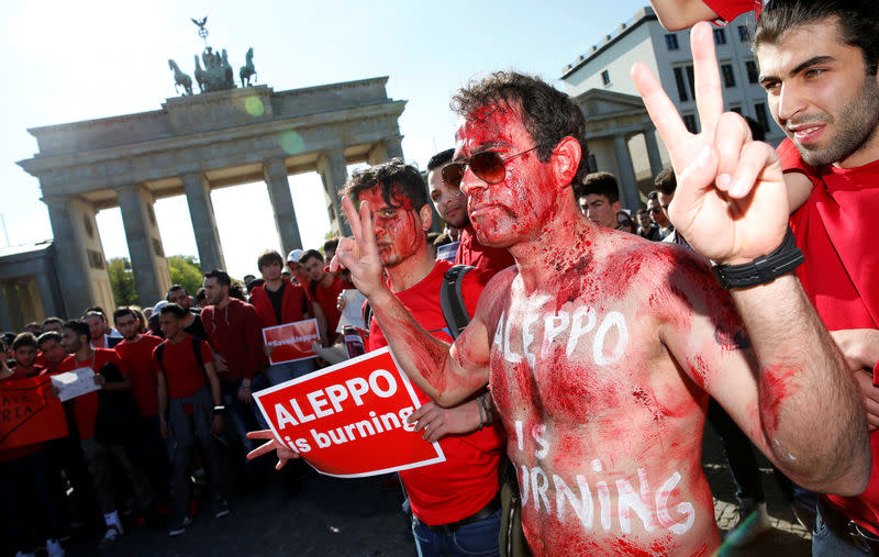 Manifestation de solidarité avec les habitants d'Alep à Berlin. Le secrétaire d'Etat américain, John Kerry, a dit lundi oeuvrer à l'obtention d'un arrêt des combats à Alep, la grande ville divisée du nord de la Syrie où l'intensification de la guerre entre forces gouvernementales et rebelles ces dernières semaines a provoqué l'interruption des pourparlers de paix. /Photo prise le 2 mai 2016/REUTERS/Fabrizio Bensch