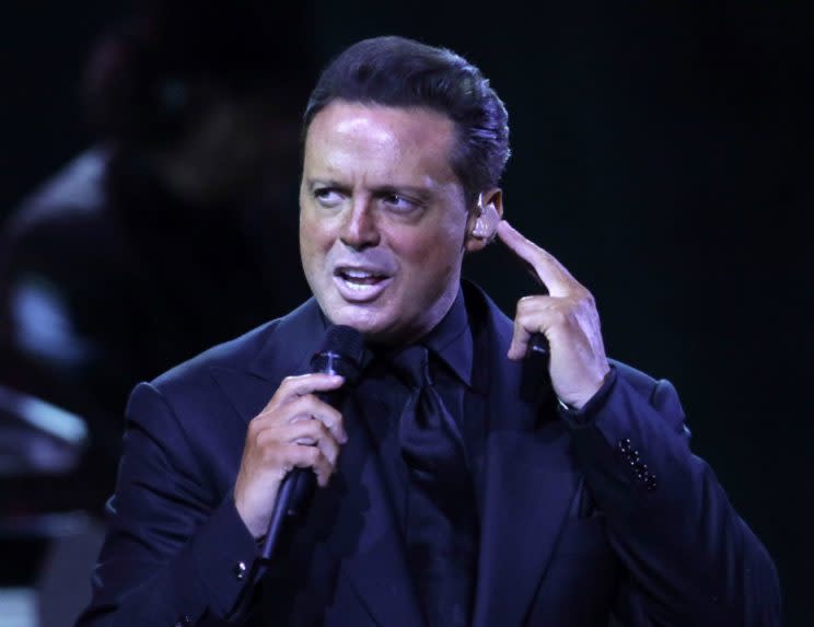 El año pasado, Luis Miguel ya perdió otra demanda millonaria contra su exmánager, William Brockhaus, que lo acusó de incumplir su contrato laboral. A esos problemas financieros, hay que sumarle que el cantante lleva desde 2011 sin producir un disco y una década sin sacar un éxito. (Foto de Jorge Saenz/AP).