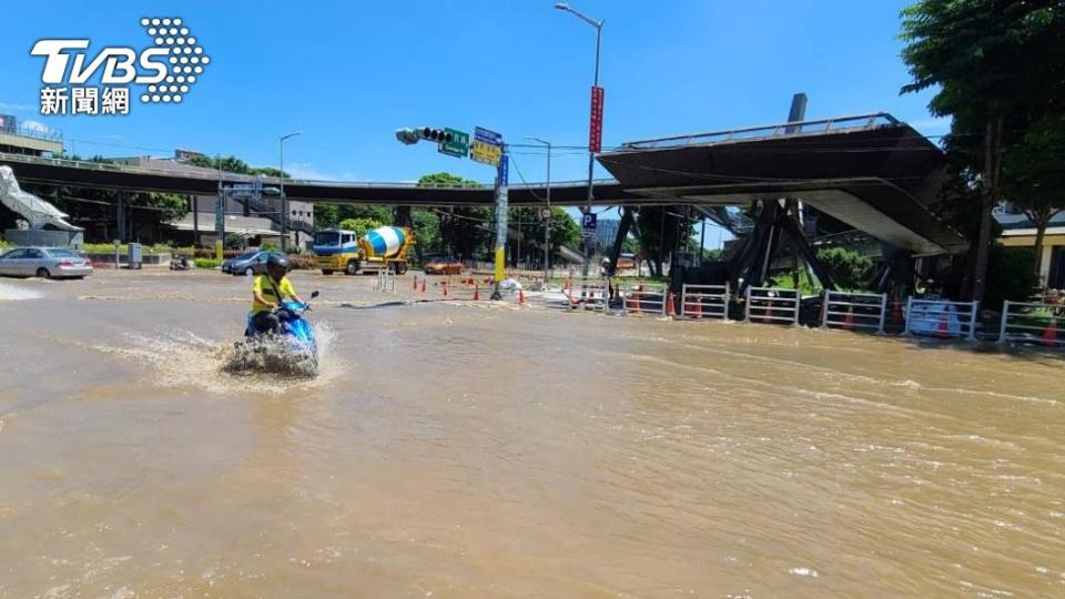 民眾涉水經過。（圖／消防局提供）