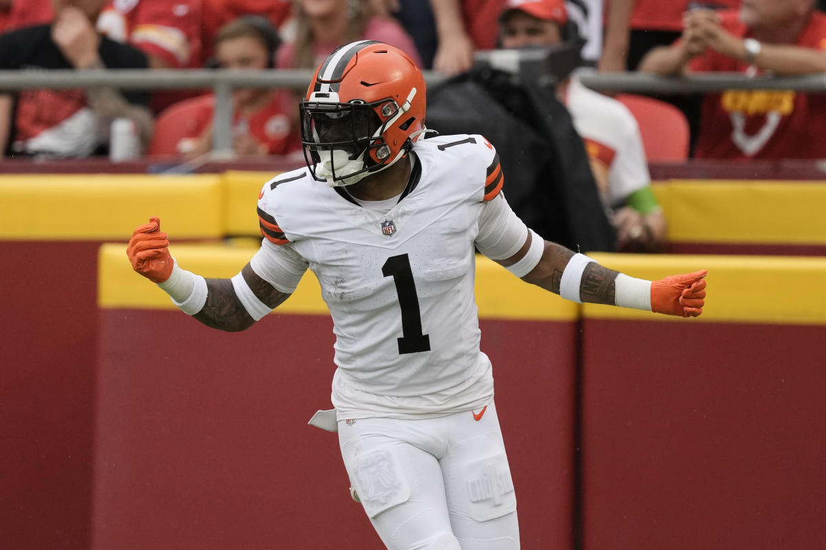 Myles Garrett, Cleveland's defense devour Titans, Deshaun Watson has 2 TD  passes in Browns' 27-3 win