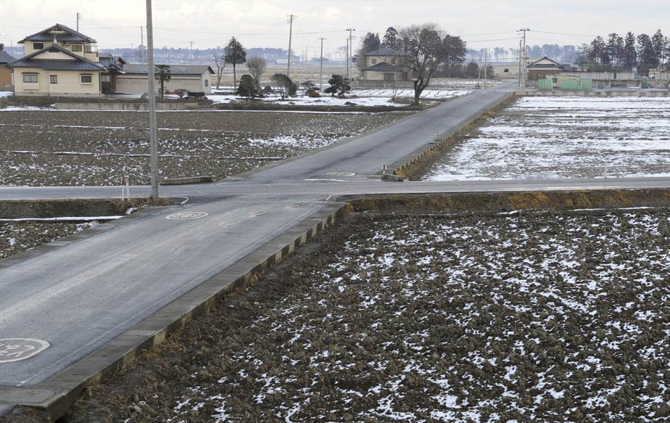 and the same area on January 13, 2012 (bottom). March 11, 2012 will mark the first anniversary of the massive tsunami that pummelled Japan, claiming more than 19,000 lives. AFP PHOTO / TORU YAMANAKA