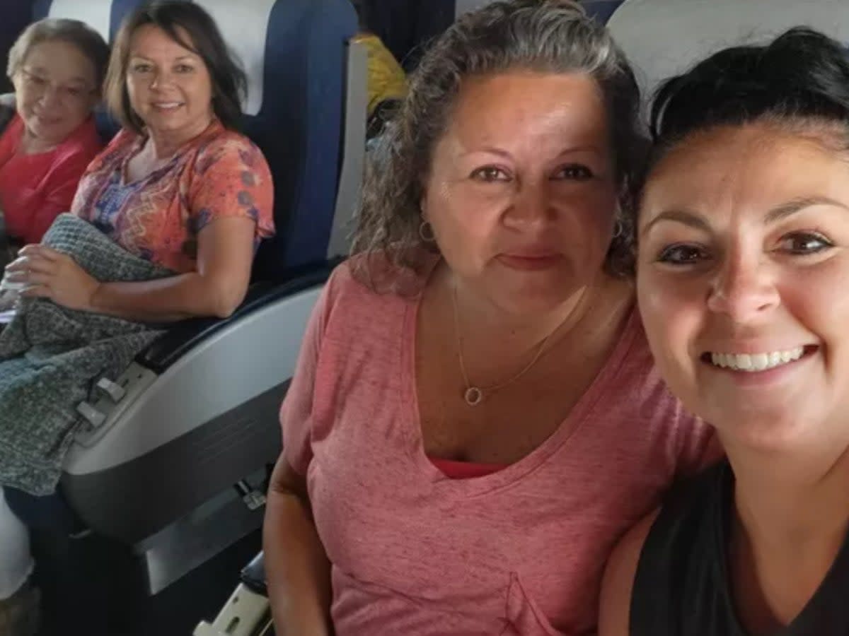 Two sisters Rochelle Cook, 58 (centre left), and Kim Holsapple, 56, (centre right) died in the derailment  (James Hart / GoFundMe)