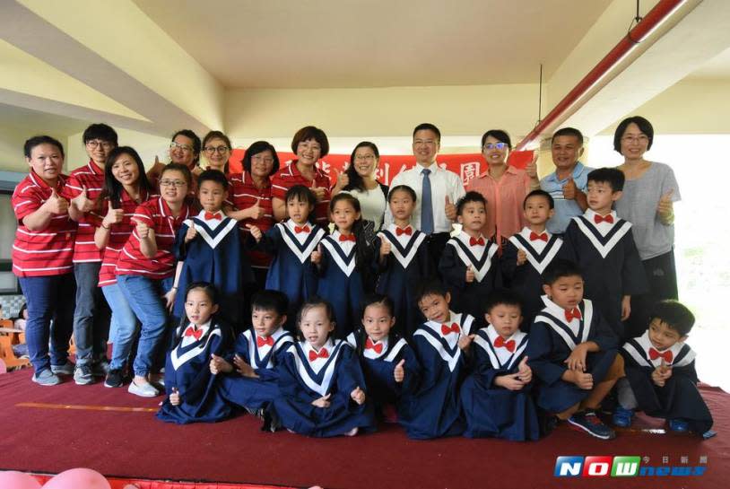 彰化縣私立平和非營利幼兒園舉行第一屆畢業典禮，縣長魏明谷贈送畢業生每一人一個書包，祝福小朋友快樂成長，小朋友也快快樂樂的表現才藝。（圖／記者陳雅芳攝，2017.7.26）