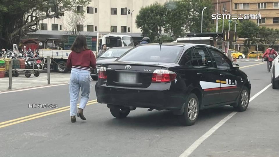 女子將轎車斜停路中央就到市場買菜，約莫10分鐘後才回到車上離開。（圖／翻攝自爆怨2公社）