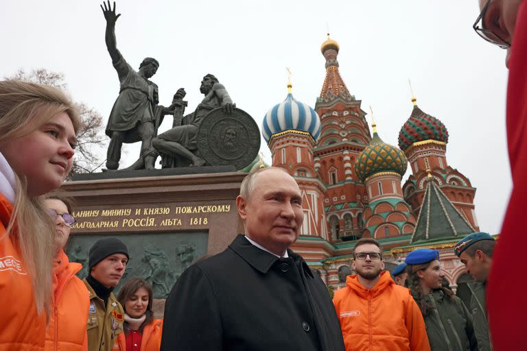 El presidente ruso, Vladimir Putin, habla con miembros del Frente Popular y de los Movimientos Nacionales de Jóvenes Cadetes del Ejército después de asistir a una ceremonia en el monumento de la Catedral de San Basilio detrás de la Plaza Roja en Moscú, el viernes 11 de noviembre. 4, 2022. (Mikhail Metzel/Pool Photo via AP)