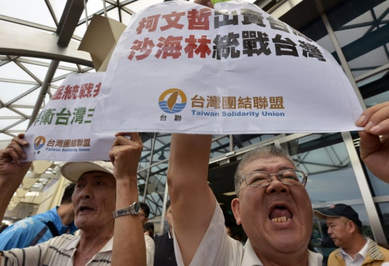 Pro-independence protesters from the Taiwan Solidarity Union (TSU) rally outside the Songshan airport in Taipei on August 22, 2016