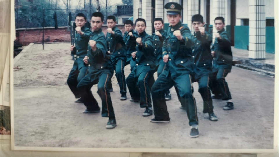 女大生的父親年輕時曾當過軍人，車禍過世後，他的戰友們就把女大生當成女兒照顧看待。（圖／翻攝自陸網）