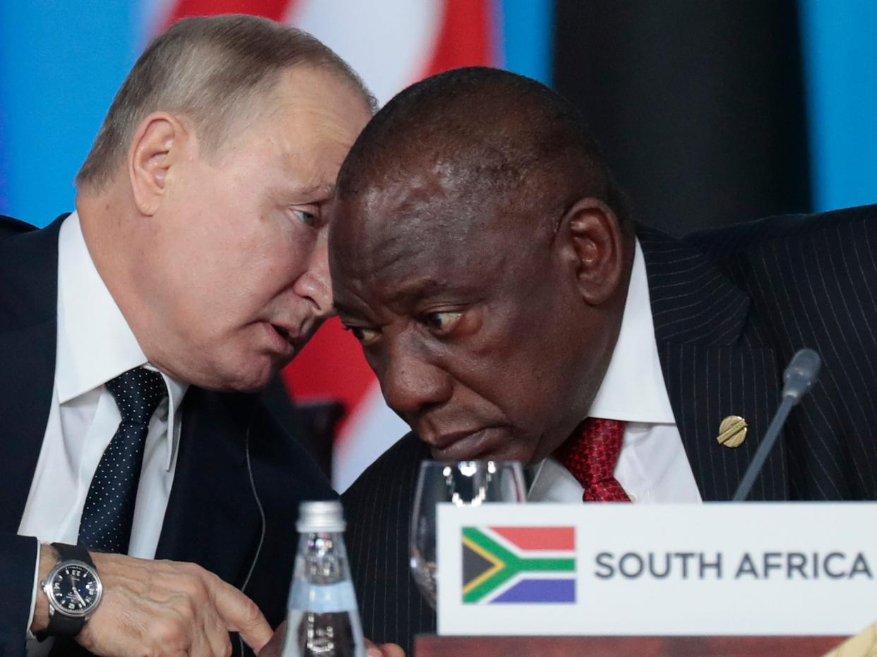 Russian President Vladimir Putin (left) speaks to South African President, Cyril Ramaphosa (right)