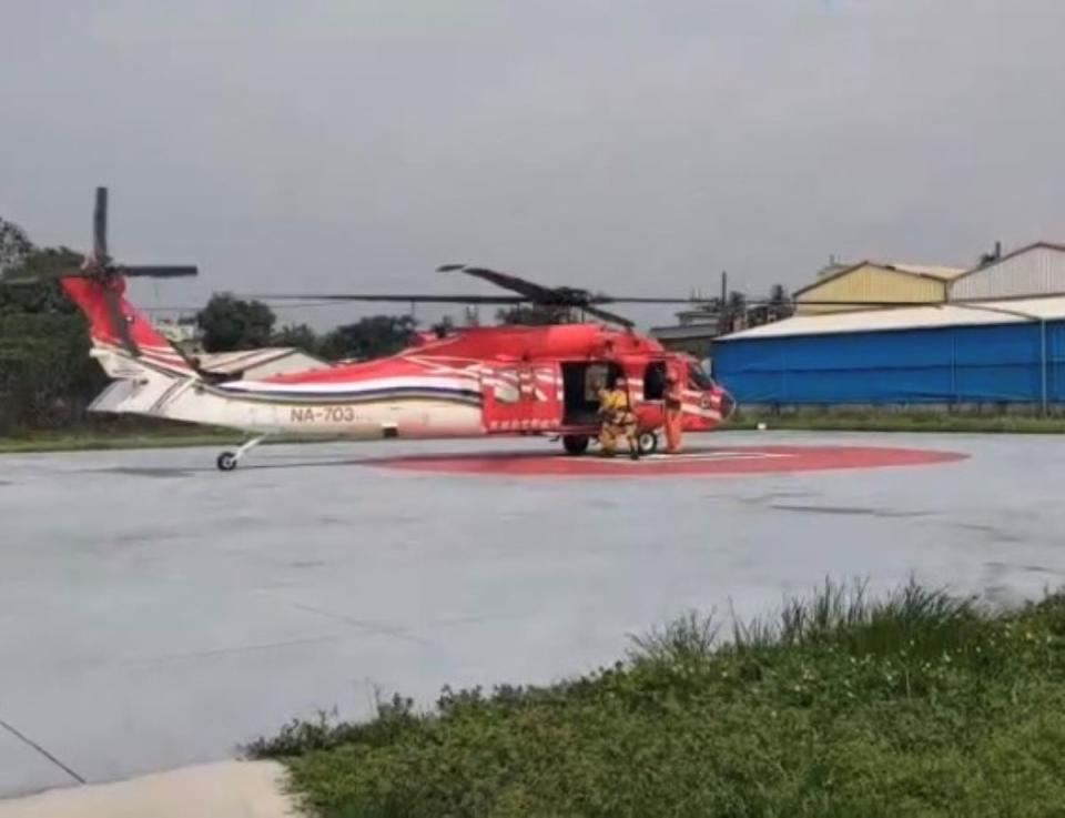 空勤直升機協助將罹難者遺體吊掛載運到屏東特搜大隊。（圖：屏東縣消防局提供）