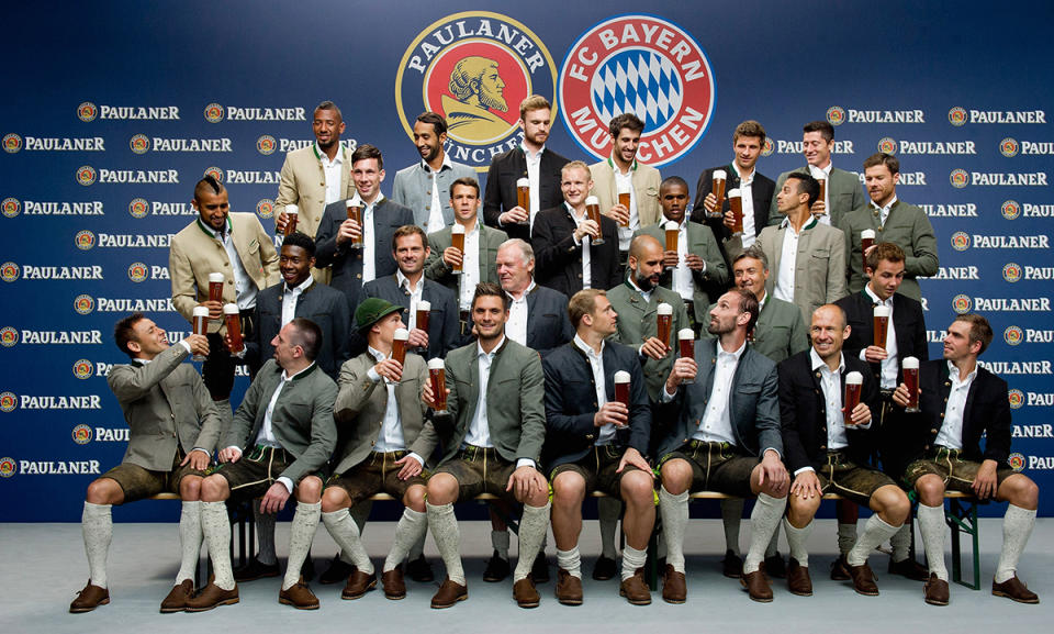 Aufmerksamen Beobachtern wird auffallen: Auf dem Foto fehlen der verletzte Holger Badstuber und Dante. Zufall? Um den Brasilianer ranken sich zahlreiche Wechselgerüchte. Wie die "TZ" berichtet, soll der Spieler laut Vereinsangaben aber nur zu spät von einer Untersuchung gekommen sein. (Bild-Copyright: Getty Images)