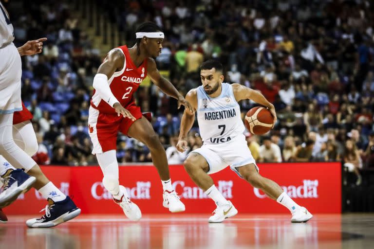 Facundo Campazzo ante Shai Gilgeous-Alexander, de Canadá; el base argentino deberá asumir mucho protagonismo para sacar adelante el juego ante Bahamas. Foto: @fiba