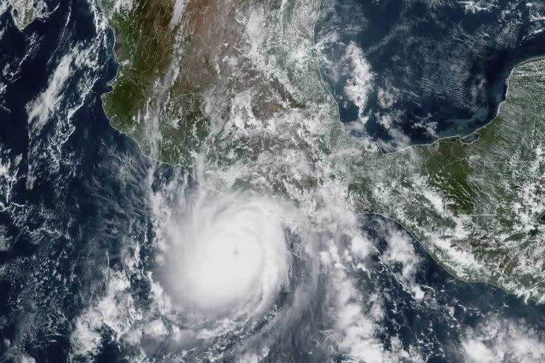 Esta imagen satelital proporcionada por la Administración Nacional Oceánica y Atmosférica de Estados Unidos (NOAA, por sus siglas en inglés) el martes 24 de octubre de 2023 muestra el huracán Otis acercándose a la costa del Pacífico de México cerca de Acapulco