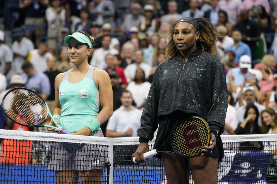 Serena Williams (derecha) y Danka Kovinic al ser presentadas previo al partido de la primera ronda del US Open, el lunes 29 de agosto de 2029, en Nueva York. (AP Foto/John Minchillo)