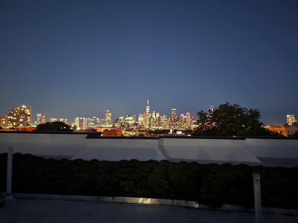 <p>A picture taken with the Galaxy Z Flip 4 showing the New York City nightscape taken from afar.</p>
