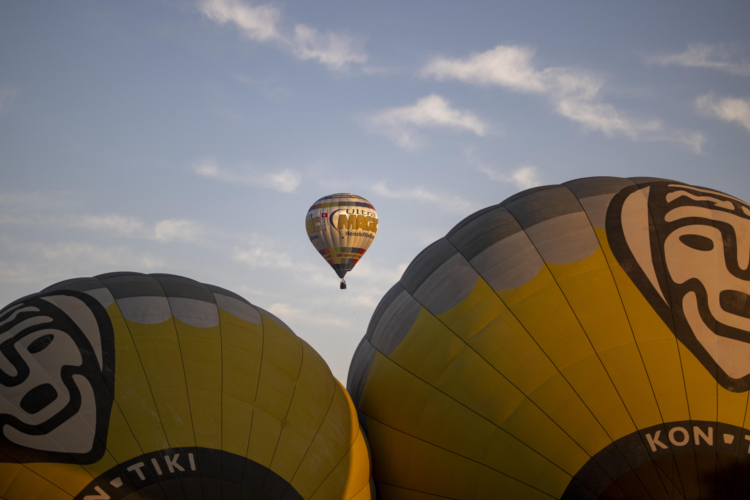  Hot-air balloons as seen from the ground. 