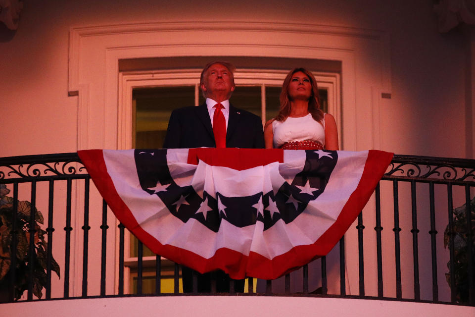 El presidente Donald Trump y la primera dama, Melania Trump, presencian desde el Balcón Truman de la Casa Blanca, en Washington, el espectáculo de fuegos artificiales con motivo del Día de la Independencia de Estados Unidos, el sábado 4 de julio de 2020. (AP Foto/Patrick Semansky)