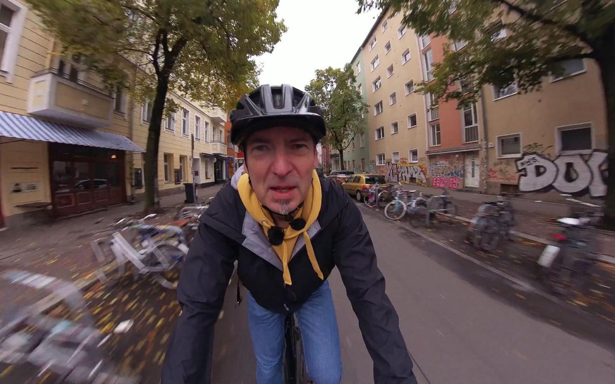 Wie angenehm ist das Radeln in Berlin? Für "Streit ums Fahrrad - Wem gehört die Straße?" (3sat) wurde das Experiment gemacht. Antwort: nicht so sehr. (Bild: ZDF / Felix Greif)
