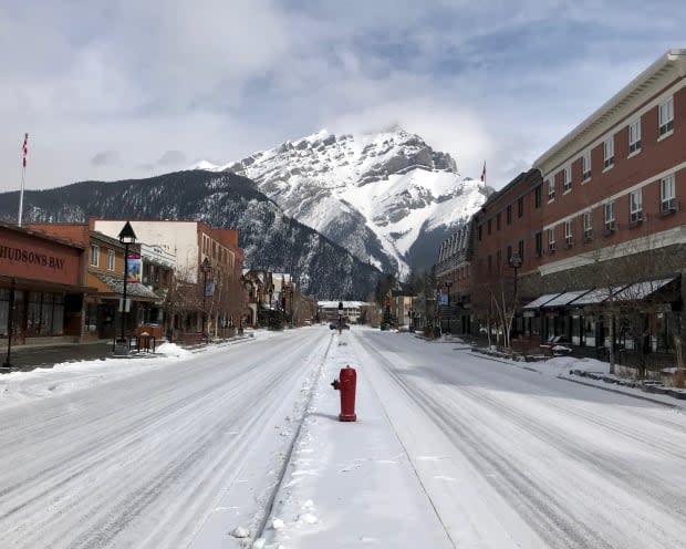 Normally bustling Banff Avenue is quiet on a Friday afternoon in April. (Dale Einarson/Banff & Lake Louise Tourism - image credit)
