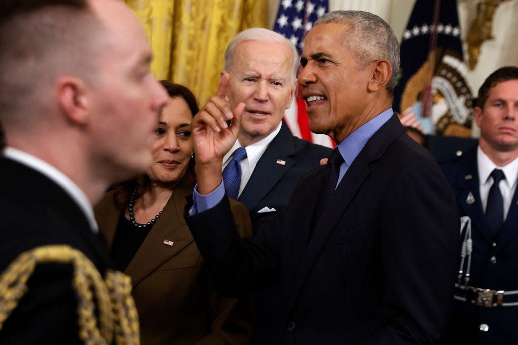 Barack Obama next to Joe Biden and Kamala Harris in theWhite House.