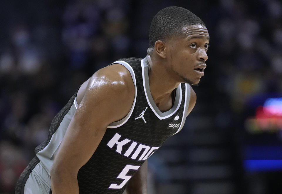 De’Aaron Fox of the Sacramento Kings looks on against the Los Angeles Lakers.