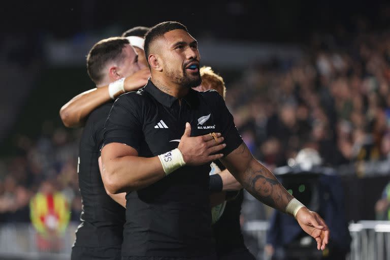 Ardie Savea celebra un try con la mirada en los fanáticos que siguieron desde la tribuna la victoria de Nueva Zelanda ante Sudáfrica, por el Rugby Championship