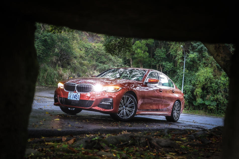 BMW 320i M Sport 售價新台幣 229 萬元，另有 255 萬的 330i Luxury 及 275 萬的 330i M Sport。