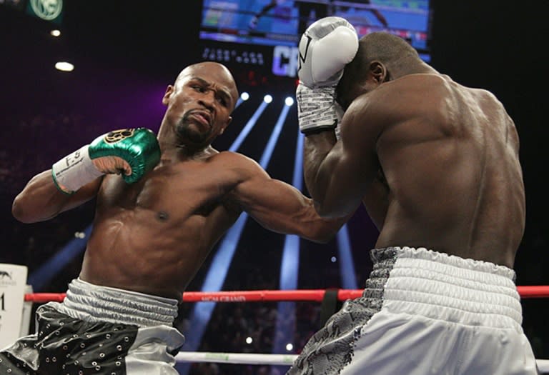 All three judges ruled in Floyd Mayweather's favor and afterwards the American welterweight world champion (L) confirmed that he was retiring