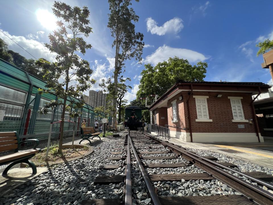 露天部分則展出了不同年代的7款車卡、火車頭和路軌工程車。