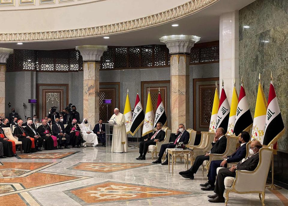 El presidente iraquí Barham Saleh y otros funcionarios iraquíes escuchan el discurso del Papa Francisco en el palacio presidencial en la Zona Verde de Bagdad