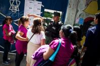 <p>Docenas de ecuatorianos hacen fila para votar hoy, domingo 17 de febrero del 2013, en las instalaciones del colegio "Don Bosco" ubicado en Caracas (Venezuela). Más de 9000 ecuatorianos residentes en Venezuela podrán participar en las elecciones presidenciales y legislativas de <span class="classCadenaBusqueda">Ecuador</span>. EFE/MIGUEL GUTIÉRREZ</p>