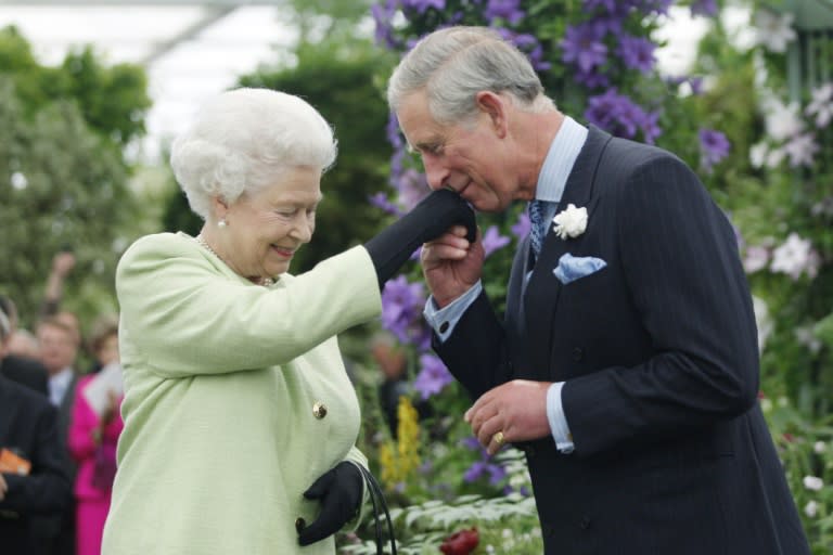 Queen Elizabeth II is to hold a banquet for Prince Charles's 70th birthday