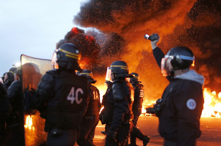 In der nordfranz?sischen Stadt Douchy-les-Mines r?umen Polizisten die von protestierenden Gewerkschaftern errichteten Blockaden vor Treibstofflagern … (Bild: Thibault Vandermersch/EPA)