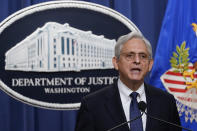 El secretario de Justicia Merrick Garland se dirige a los medios en el Departamento de Justicia, el jueves 11 de agosto de 2022, en Washington. (AP Foto/Susan Walsh)