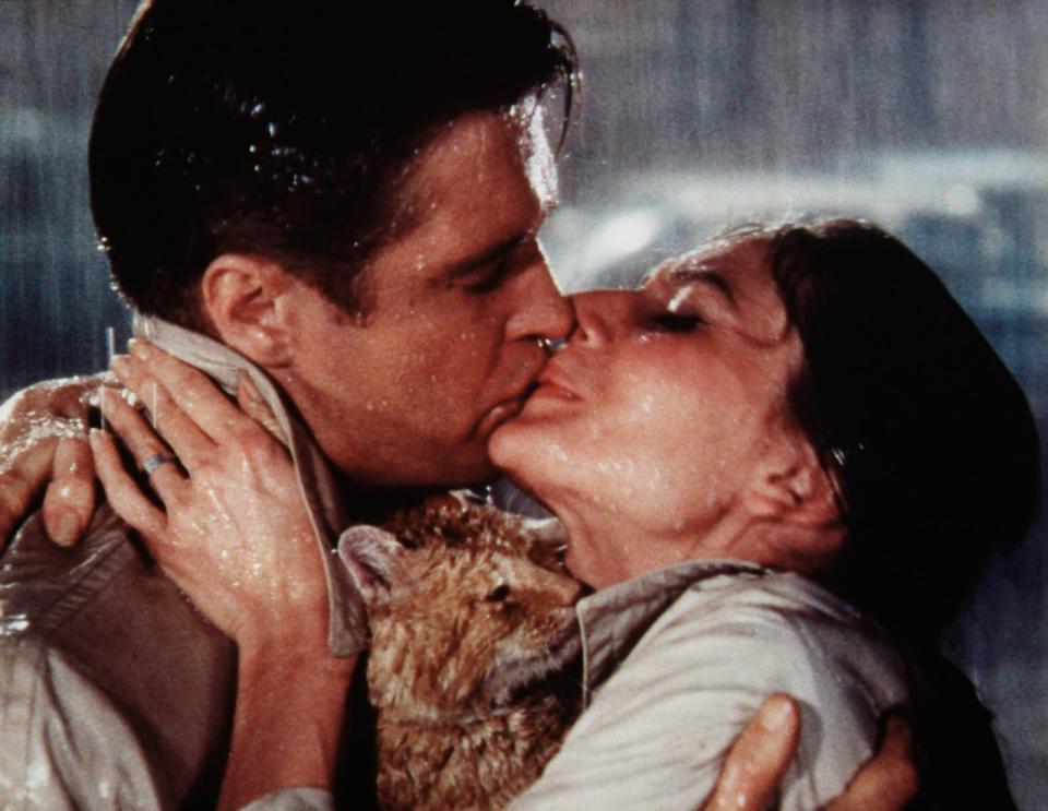 Am Ende des turbulenten Klassikers "Frühstück bei Tiffany" liegen sich George Peppard und Audrey Hepburn doch noch in den Armen. Dazu auch hier ein sehr beliebtes Knutschambiente: prasselnder Regen. (Bild: ARD / Degeto)
