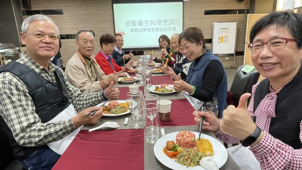 看好高齡社會銀髮飲食商機 中華醫大開辦銀髮養生料理烹調班。（圖：華醫提供）