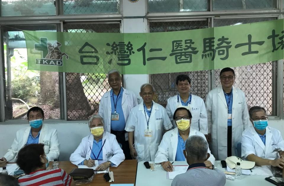 台灣仁醫騎士團三十位醫師至古坑樟湖村義診。（記者陳正芬攝）