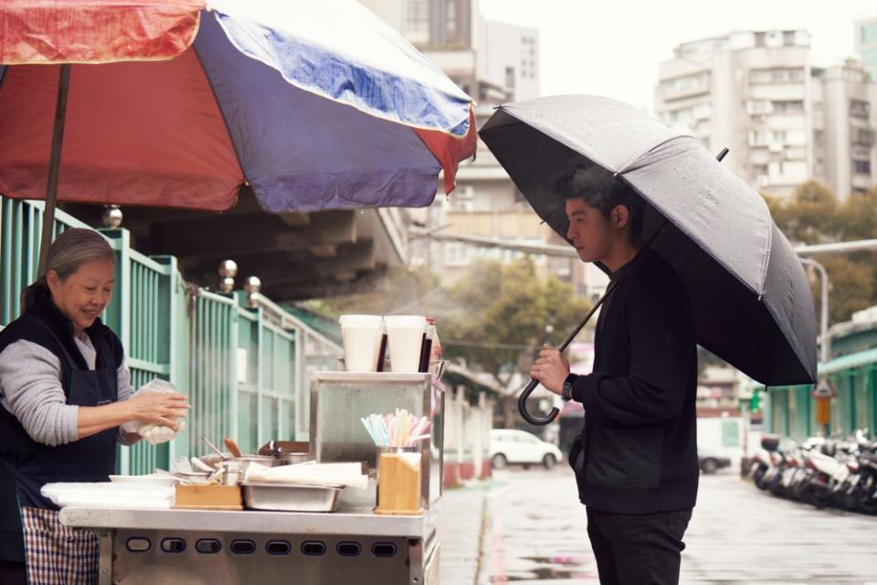 編劇群從各種台式早餐中，選出飯糰作為主角串起童年記憶的美食之一。