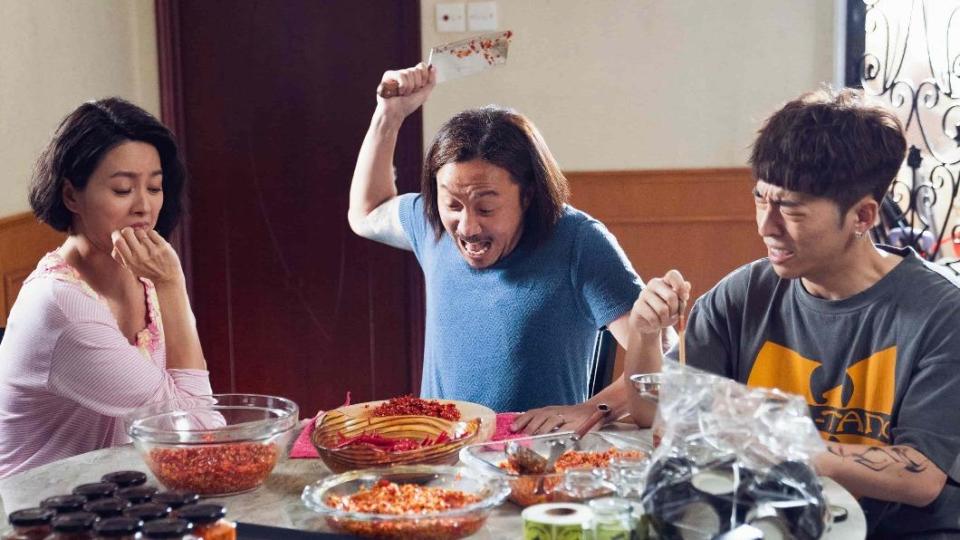 左起梁詠琪、鄭中基、呂爵安因疫情悶在家無聊，做起家傳自製辣椒醬的生意。（圖／甲上提供）