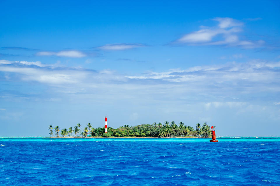 Un cartel en Haynes Cay indica cómo se sentirán los visitantes. Para llegar a la isla, hay que vadear aguas que llegan hasta la cintura, sujetándose a una cuerda inestable que conecta el cayo con un restaurante sencillo construido sobre un banco de arena. (Toh Gouttenoire/The New York Times)