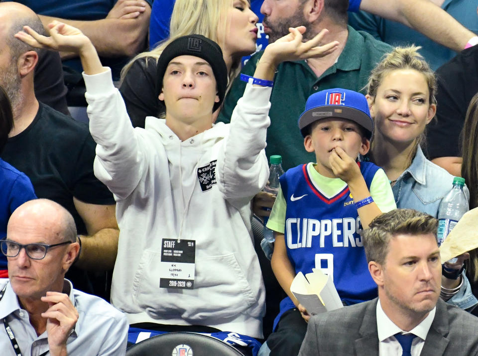 LOS ANGELES, CALIFORNIA - OCTOBER 22: (L-R) Ryder Robinson, Bingham Hawn Bellamy and Kate Hudson attend a basketball game between the Los Angeles Clippers and the Los Angeles Lakers at Staples Center on October 22, 2019 in Los Angeles, California. (Photo by Allen Berezovsky/Getty Images)