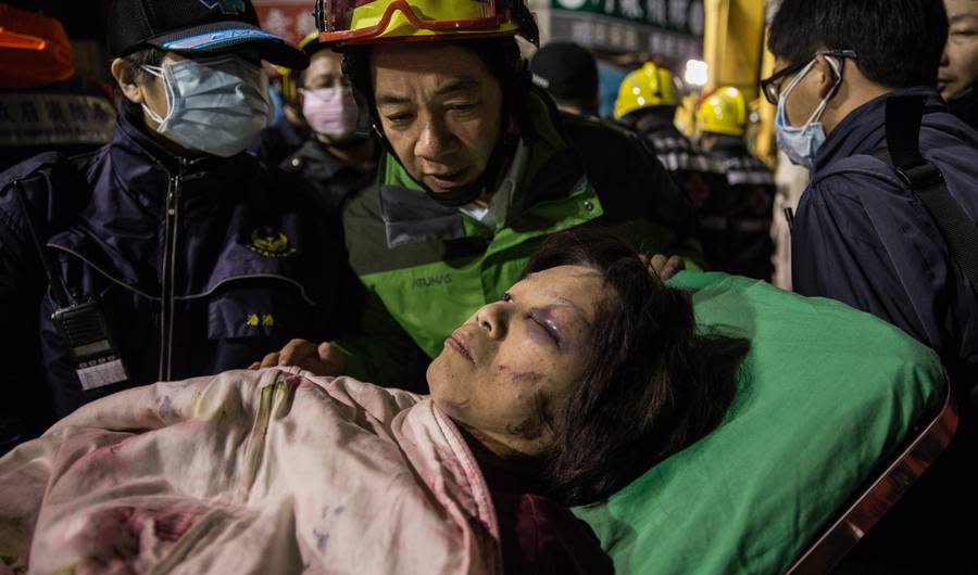 17 Photos Of Rescue Workers Saving Lives Following Massive Earthquake in Taiwan