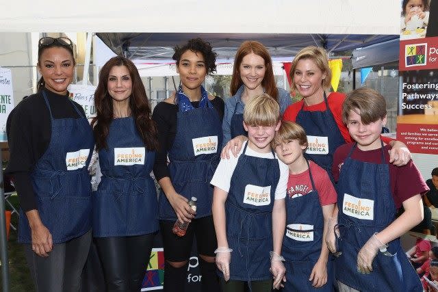 Julie Bowen and Kids at Feeding America