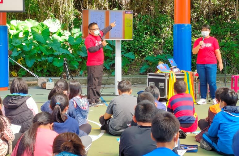 淡水南北軒推廣傳統表演藝術無形文化資產至金山國民小學。   圖：新北市文化局提供