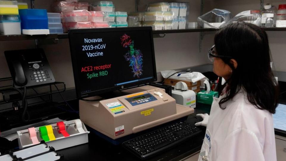 Una mujer frente a una computadora en un laboratorio